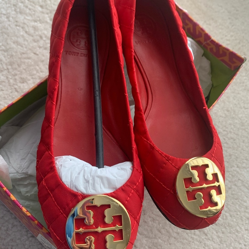 NWT Tory Burch Red quilted flat shoes. NWT